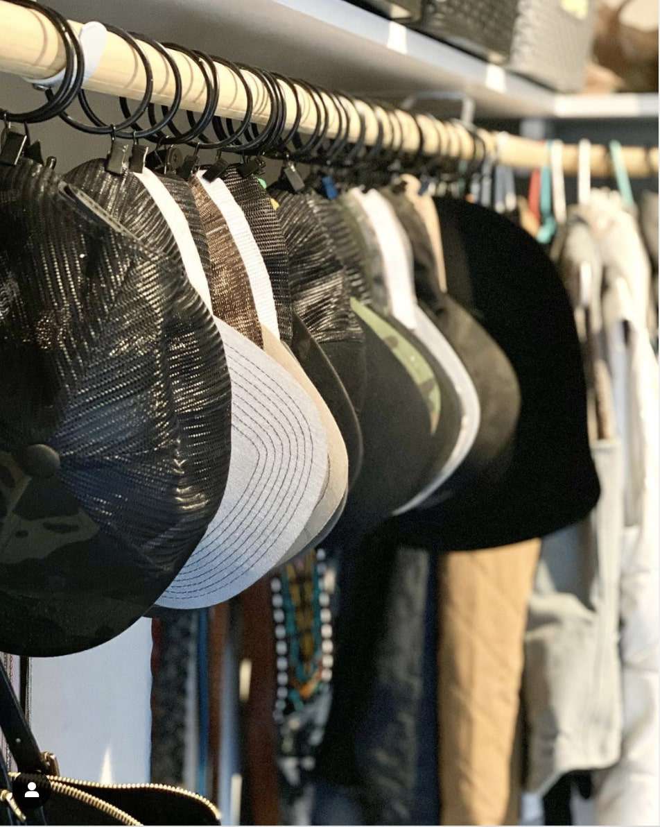 chapéus armazenados em clipes de cortina