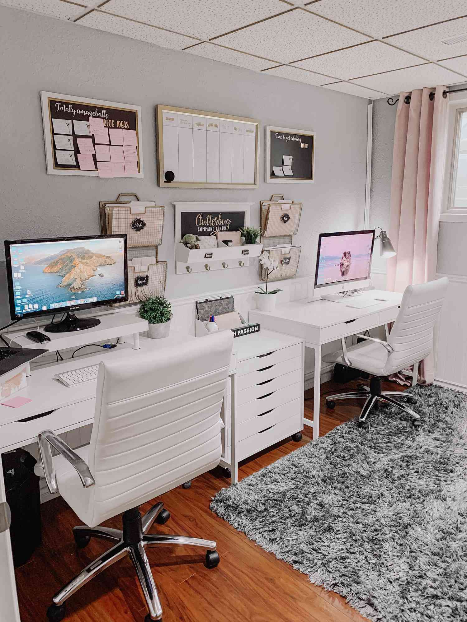 Clutterbug-Büroorganisation mit zwei weißen, nebeneinander stehenden Schreibtischen