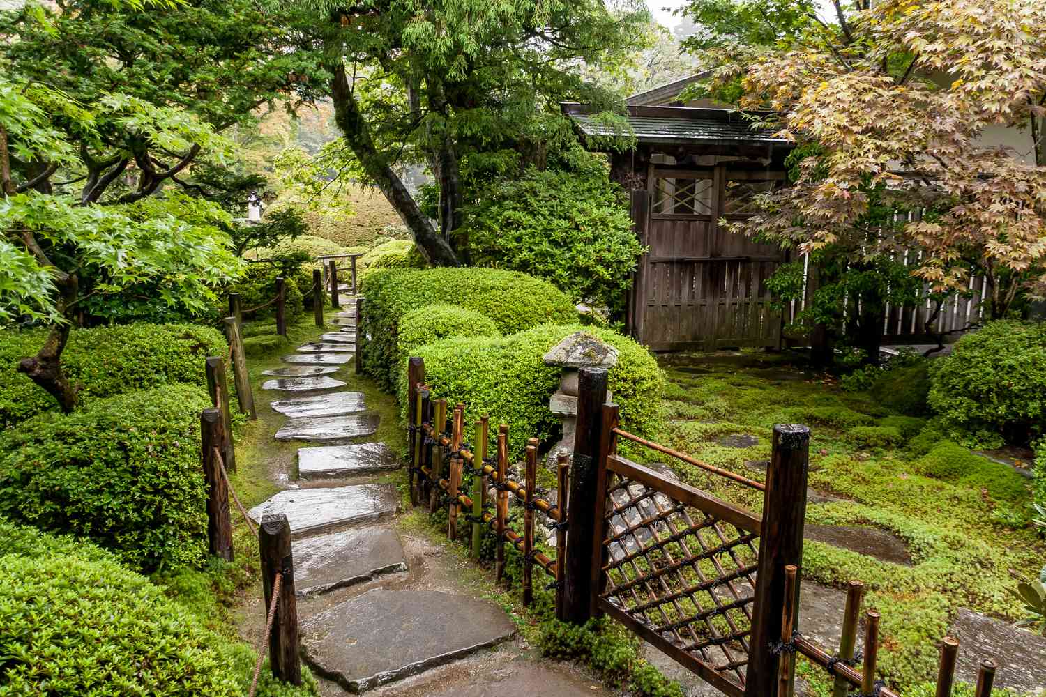 Jardín japonés con pasarelas de piedra.