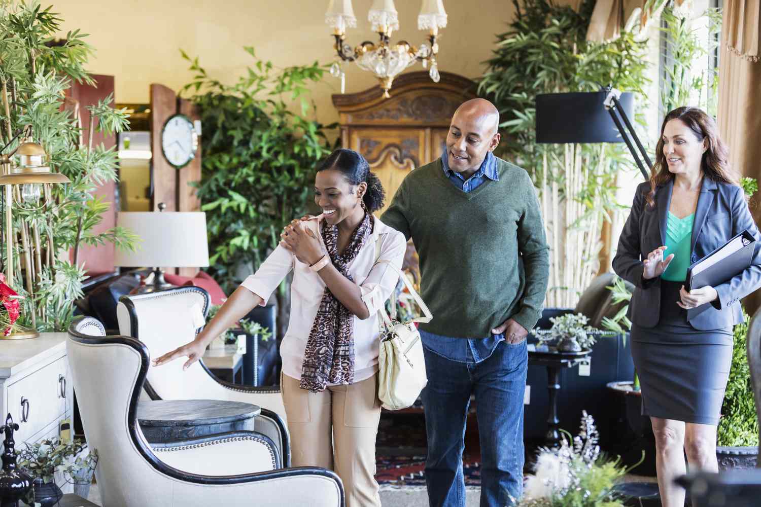 Pareja afroamericana de compras en tienda de muebles