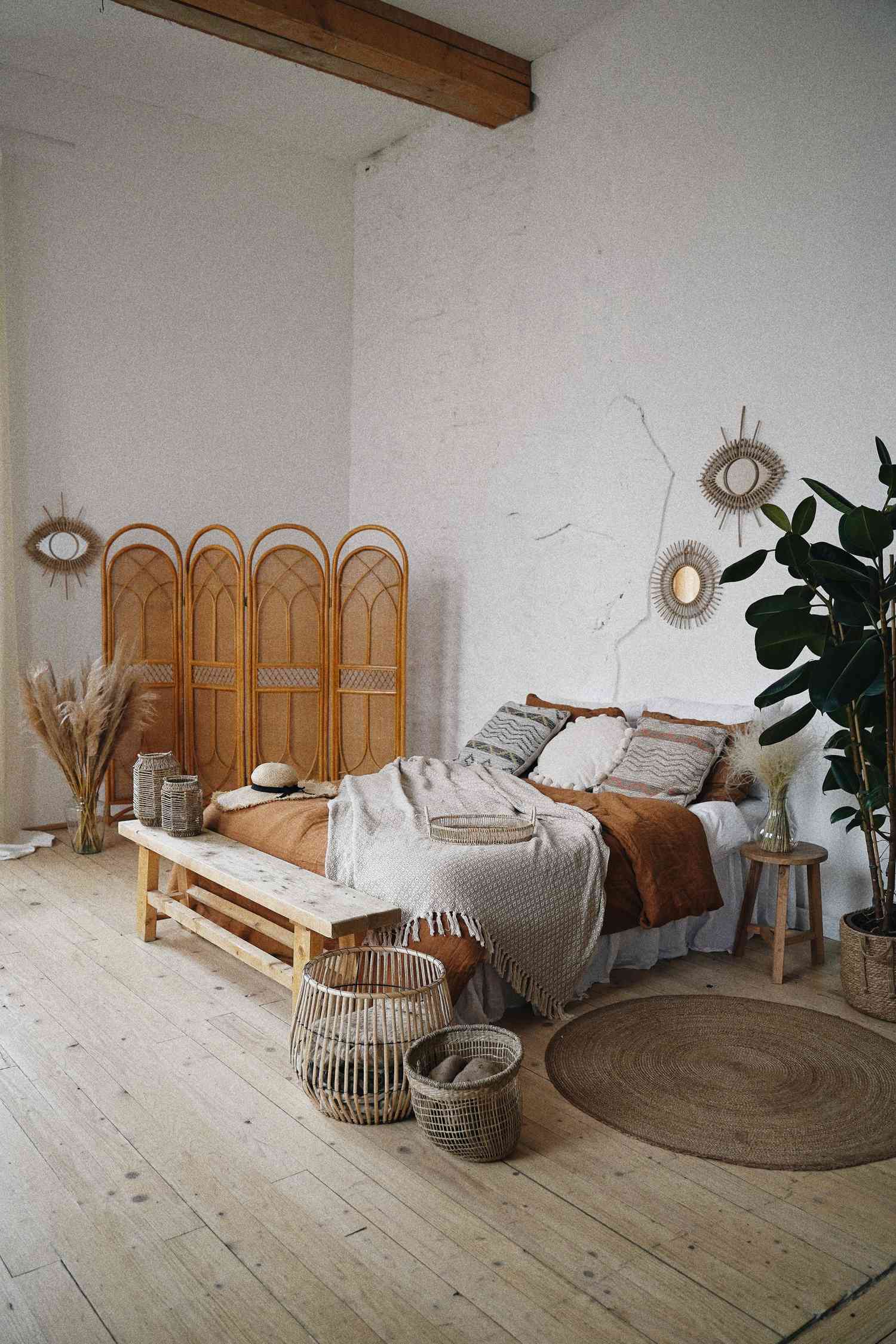 Schlafzimmer mit erdigem Farbschema