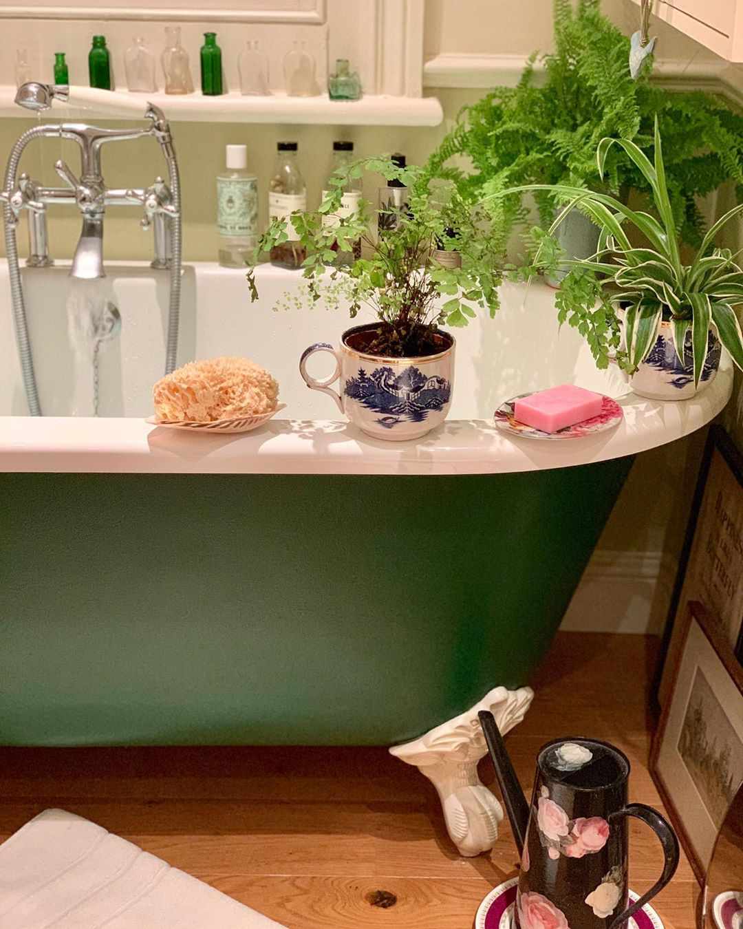 Salle de bain avec baignoire sabot verte