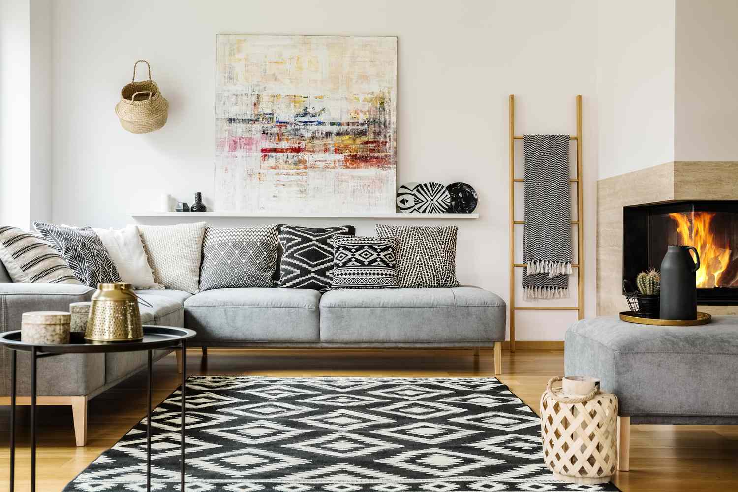 Gemusterter Teppich in einem dekorativen Wohnzimmer mit Gemälde über der Couch. Echtes Foto