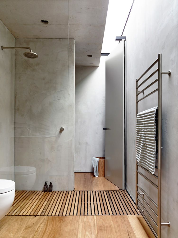 Banheiro com piso de madeira