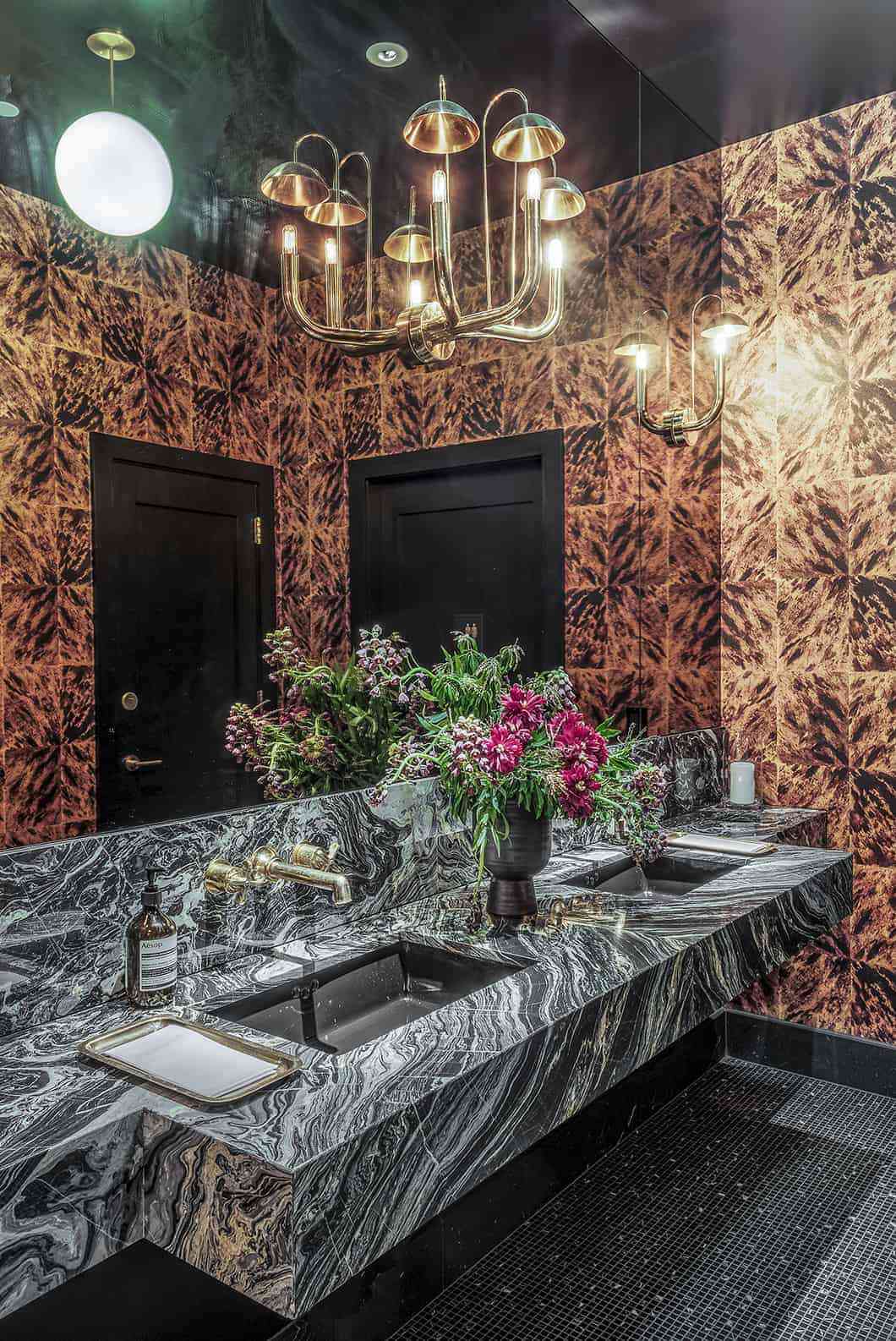 Von Art Deco inspiriertes Badezimmer mit Marmorwaschbecken