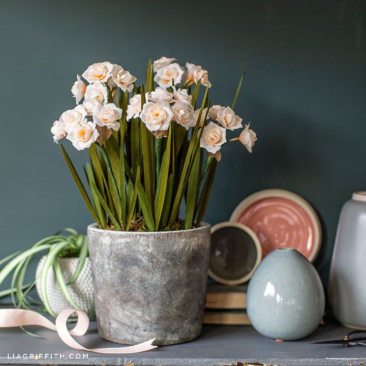 Plantas de papel em um grande vaso de flores cinza