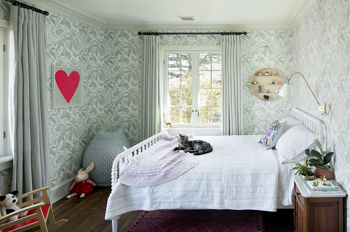 Dormitorio con papel pintado de vegetación