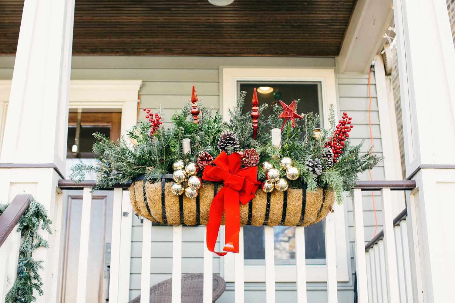 Weihnachtsdekoration für draußen am Geländer der Veranda