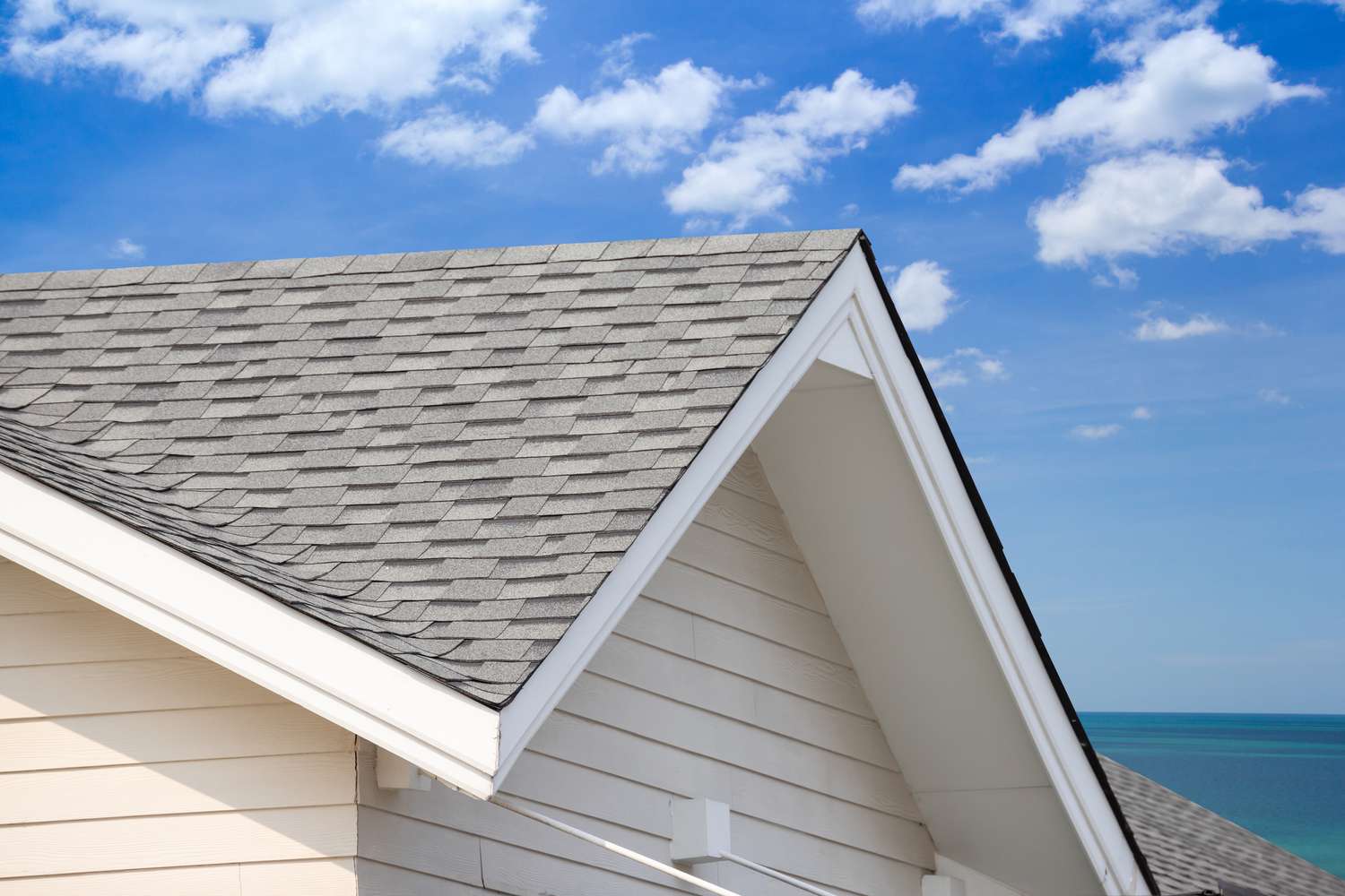 teja de tejado gris con fondo de cielo azul, tejado de casa cerca del mar por la mañana.