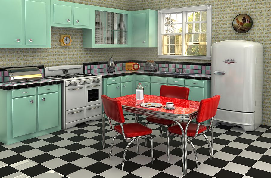 Linoleum im Schachbrettmuster in einer Küche mit mintfarbenen Arbeitsplatten.