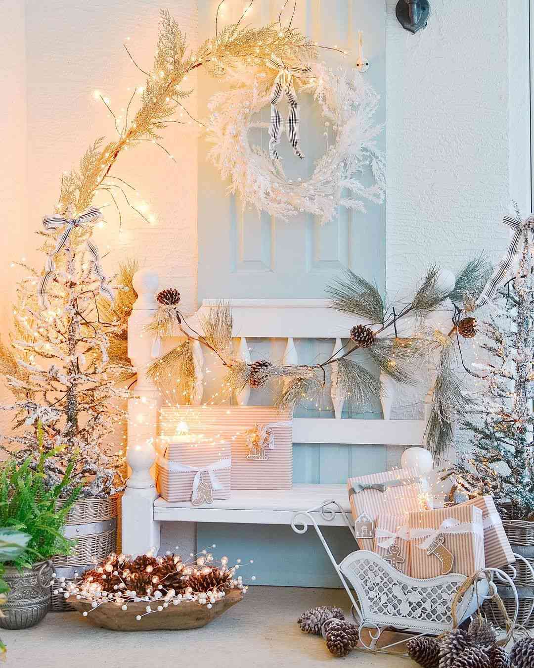 Eine Weihnachtsvignette mit funkelnden Dekorationen und einer weißen Bank.