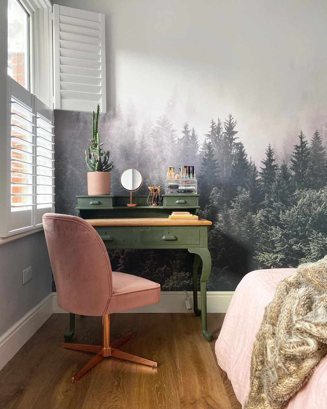 Chambre à coucher avec papier peint arbre