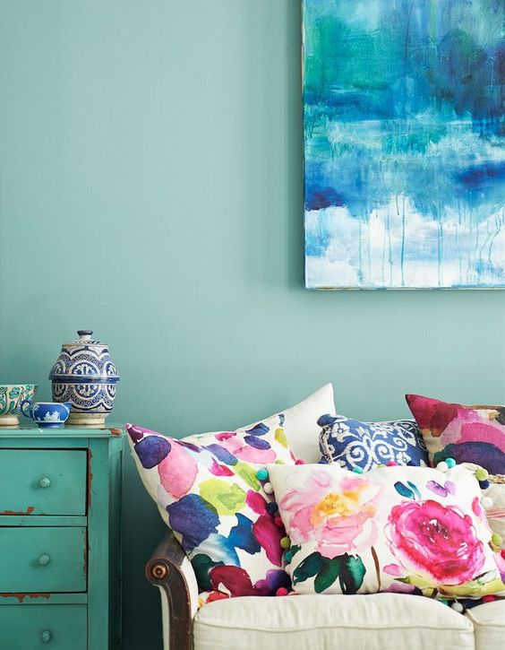 Blaues Zimmer mit Blumenkissen