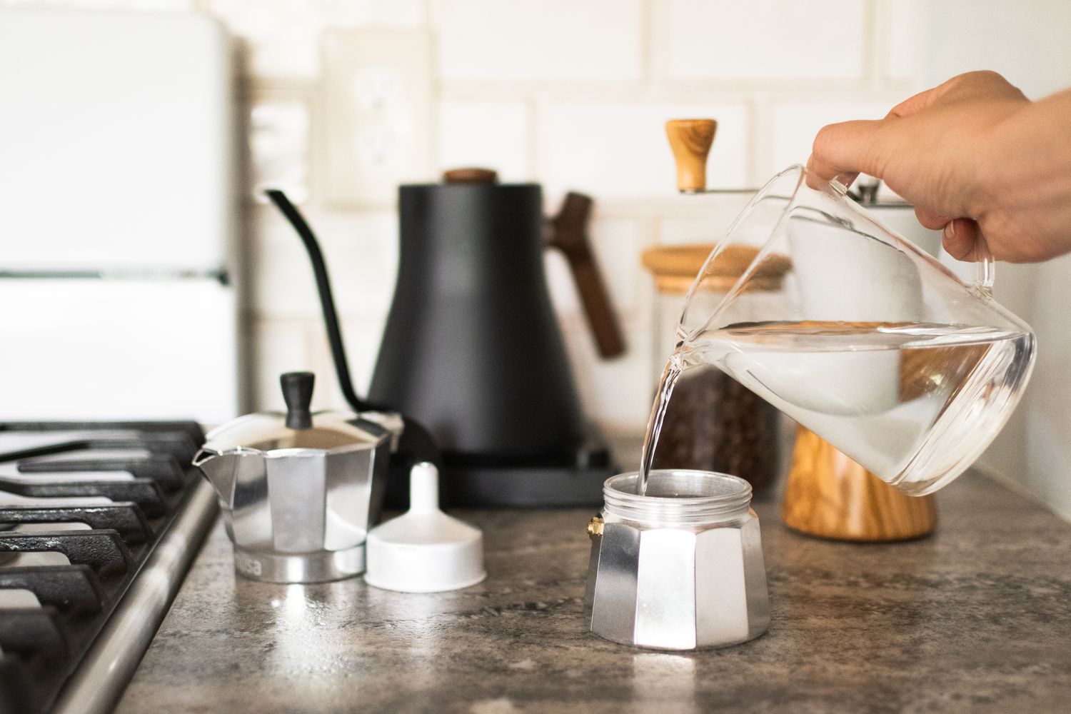 Untere Kammer der Moka-Kanne zum Entkalken mit Wasser gefüllt