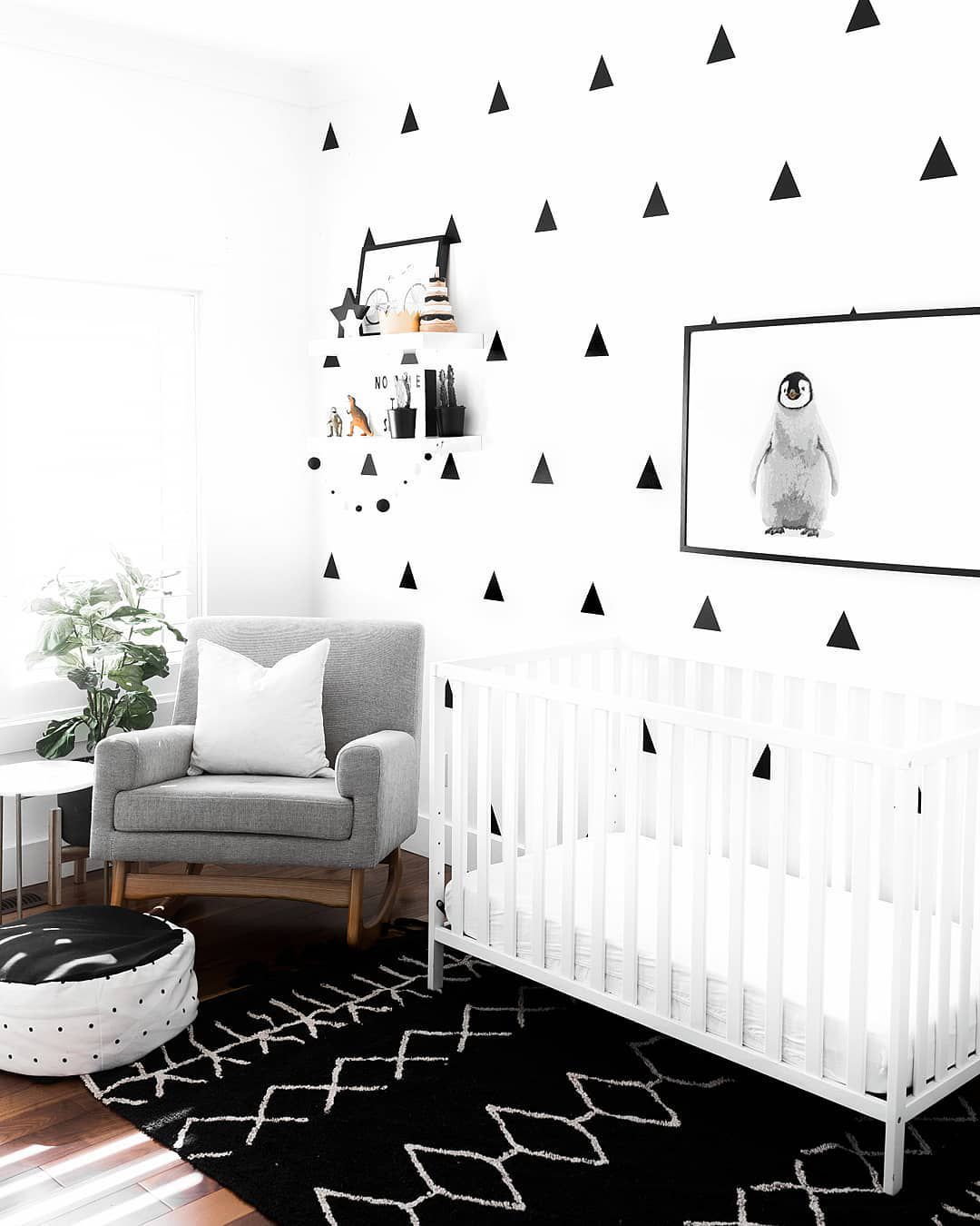Schwarz-weißes Kinderzimmer mit grafischem Abziehbild an der Wand