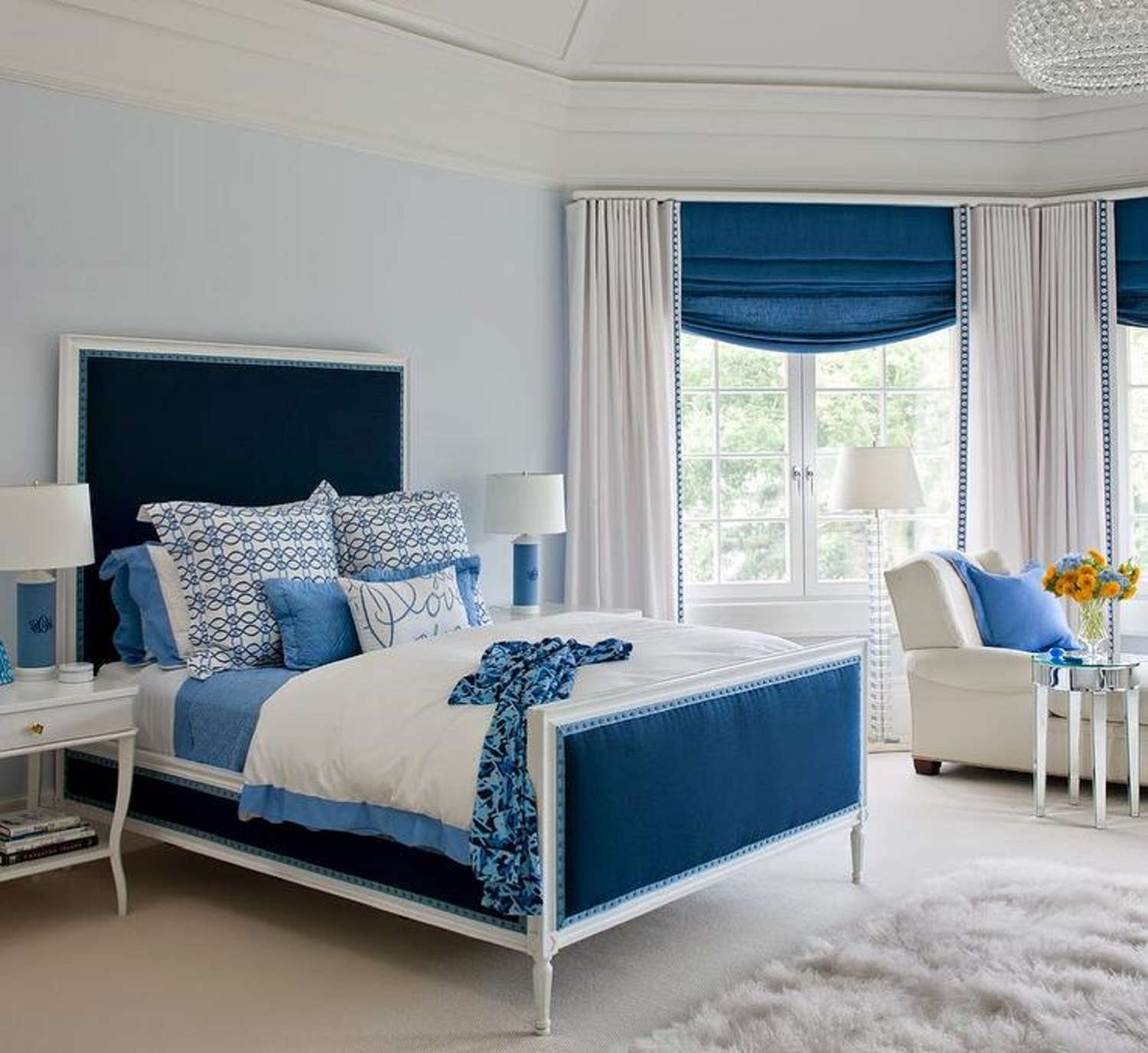 Quarto azul e branco