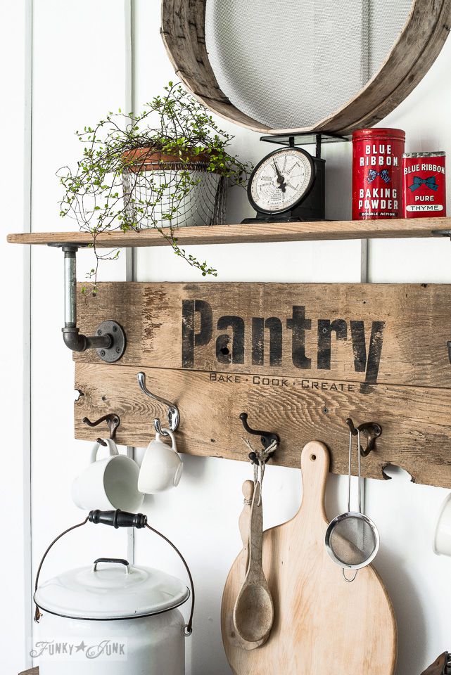 Une enseigne de garde-manger en bois avec crochets