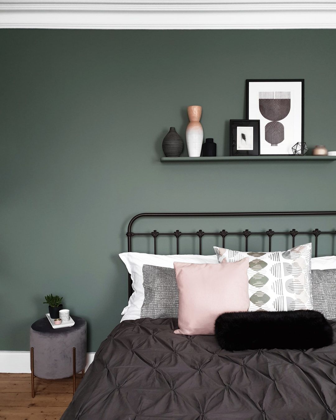 Chambre à coucher avec peinture verte