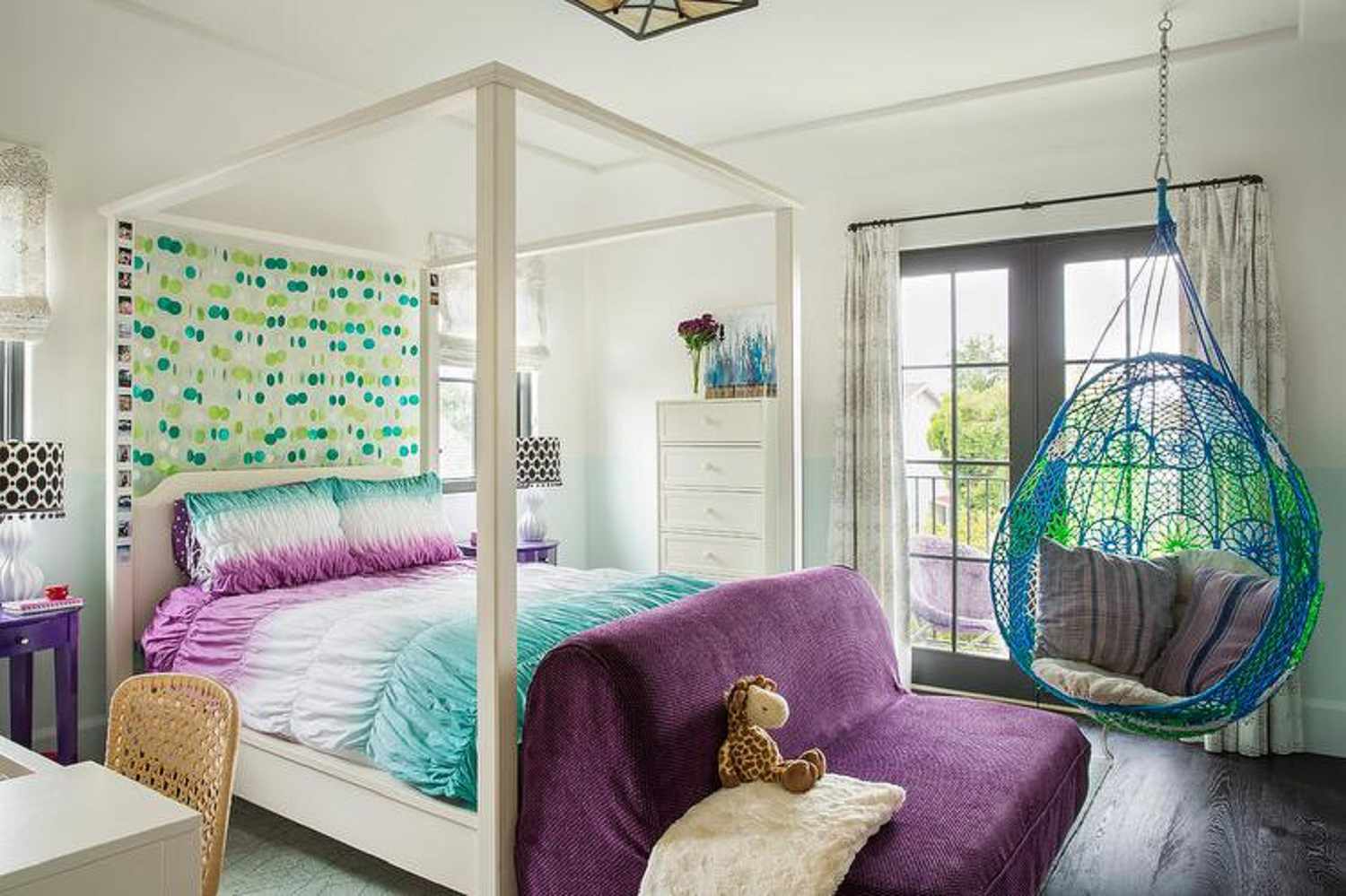 Dormitorio de niña adolescente morado, azul y verde