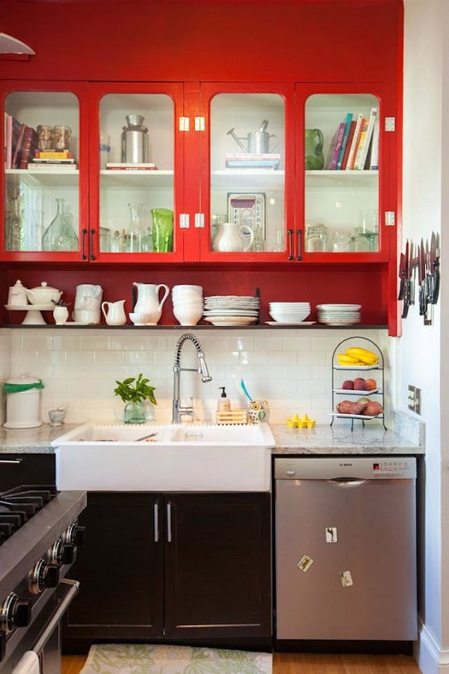 cocina tipo moderna con armarios superiores rojos
