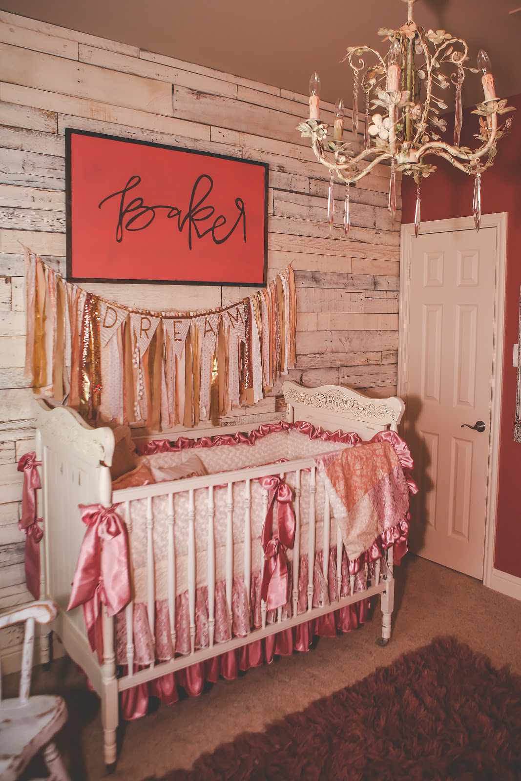 Chambre d'enfant shabby chic avec mur d'accent en bois rustique