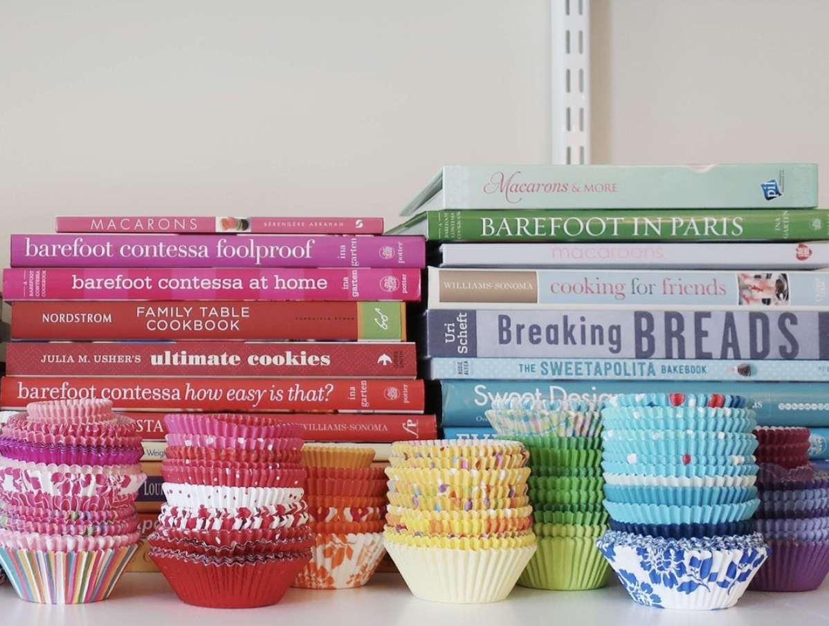 libros de cocina ordenados por colores