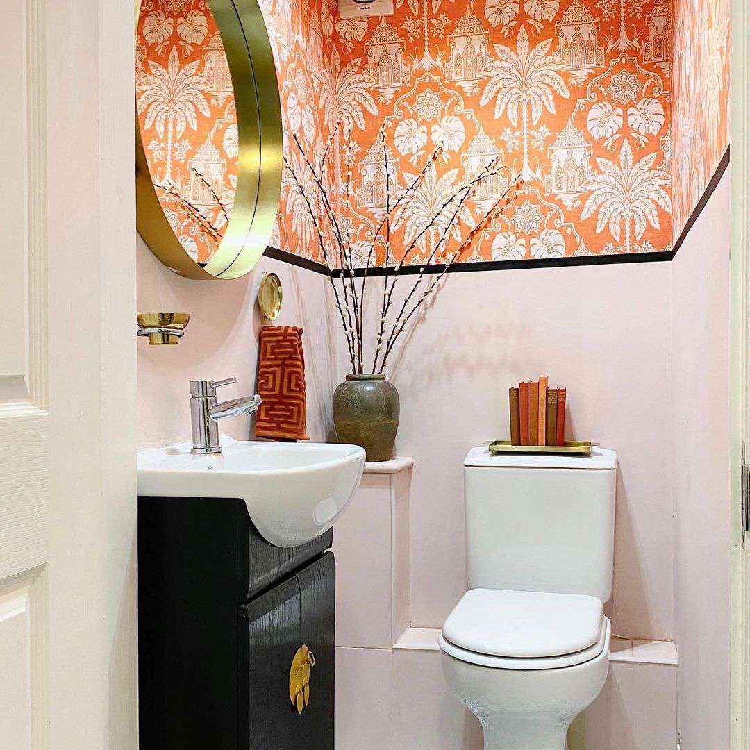 Salle de bain avec papier peint orange