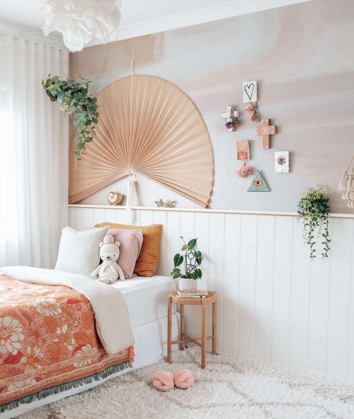 kleines Mädchenzimmer mit Papierfächer-Wandkunst