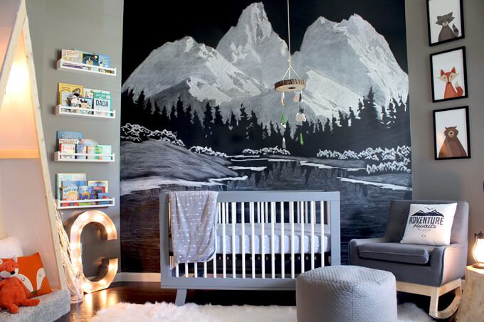 Chambre d'enfant sur le thème des animaux des bois avec peinture murale à la craie de montagne