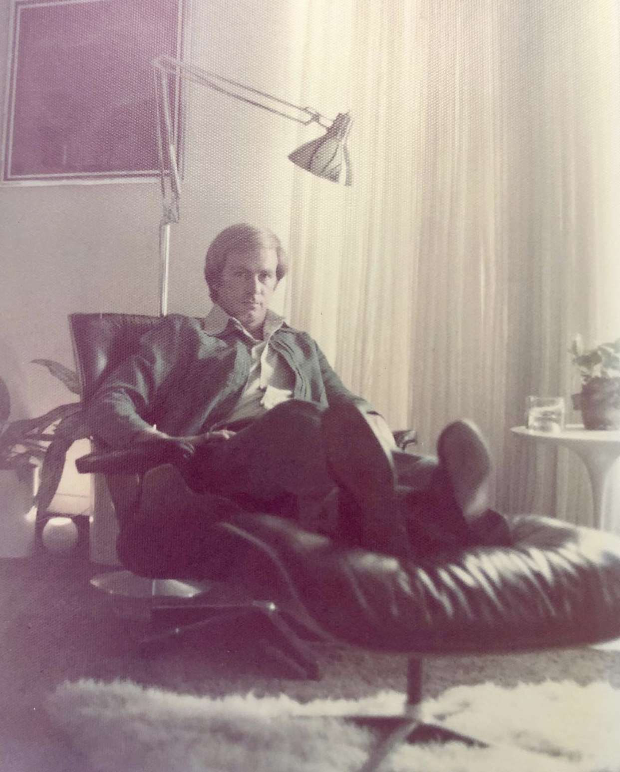 Der Vater von Kristen Nix posiert in einem authentischen Eames Lounge Chair