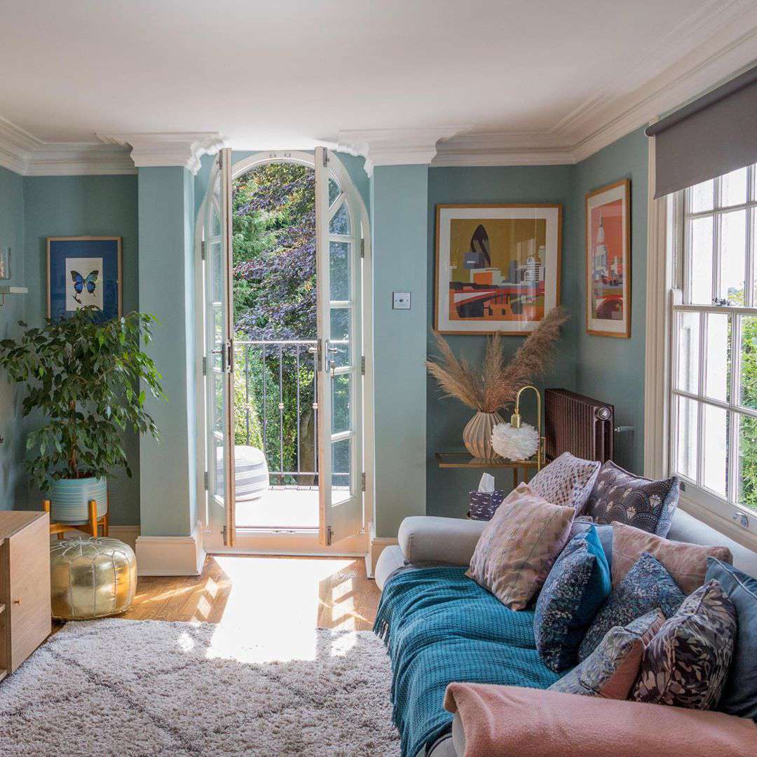 Habitación familiar con paredes azules y colores claros