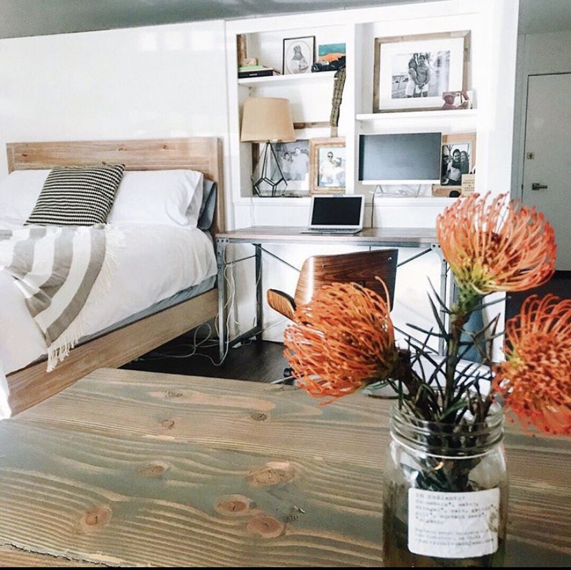 Chambre blanche avec lit en bois