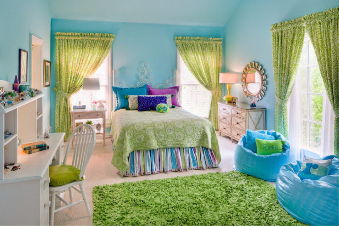 Dormitorio de chica adolescente morado, verde y azul.