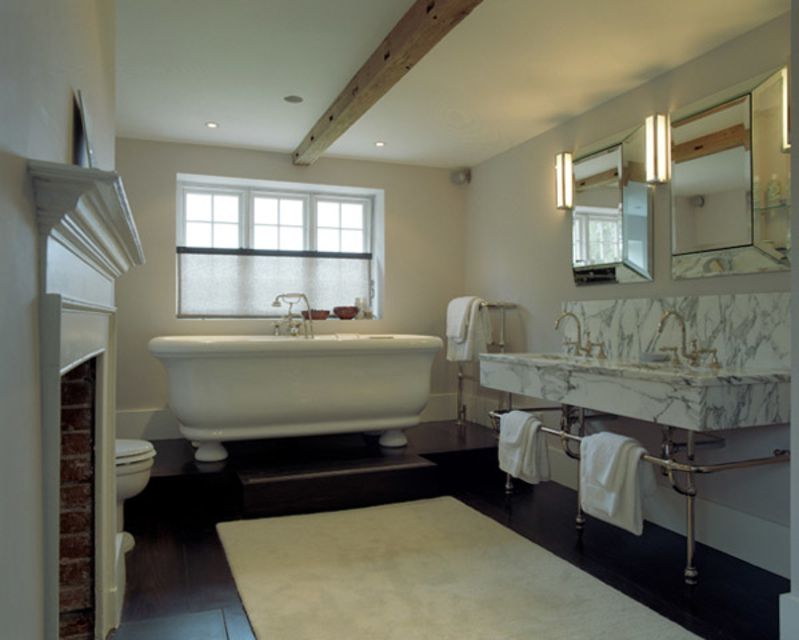 Banheiro de mármore e madeira