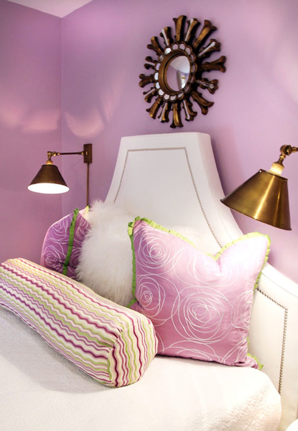 Schlafzimmer mit Lavendel und Messing