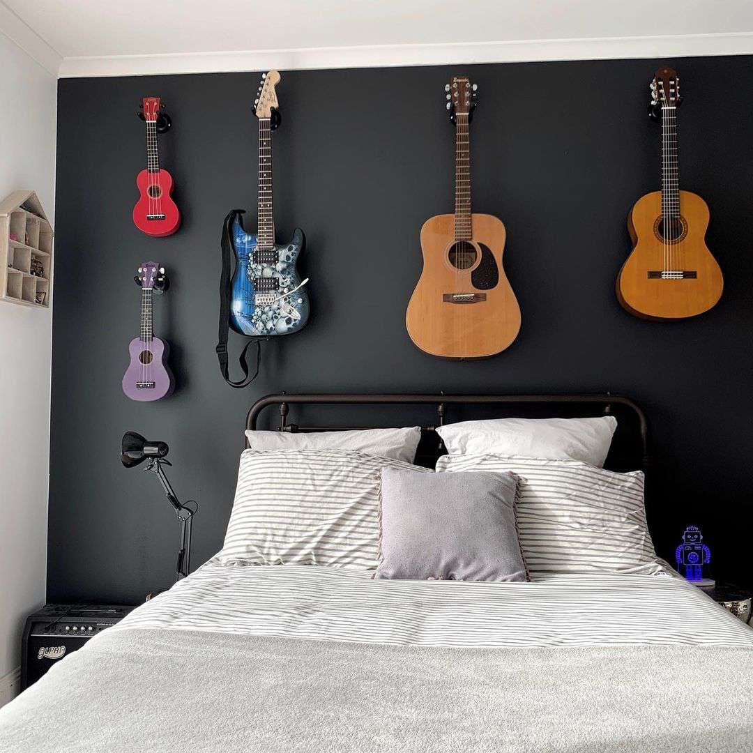 Gitarrenwand im Schlafzimmer