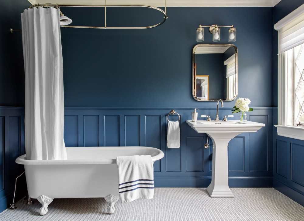 von blauem Kunstdekor inspiriertes Badezimmer