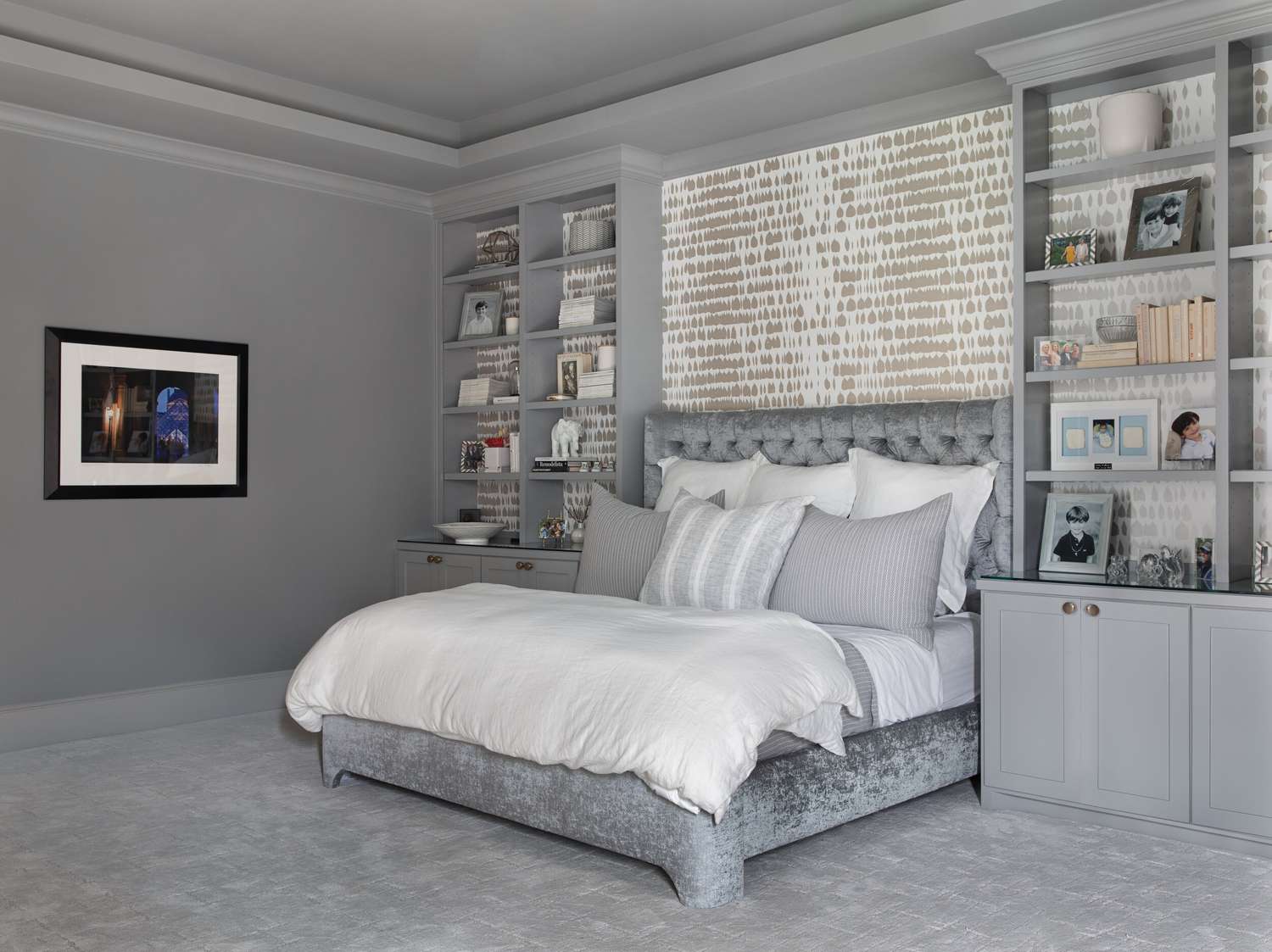 dormitorio monocromo gris con estanterías empotradas