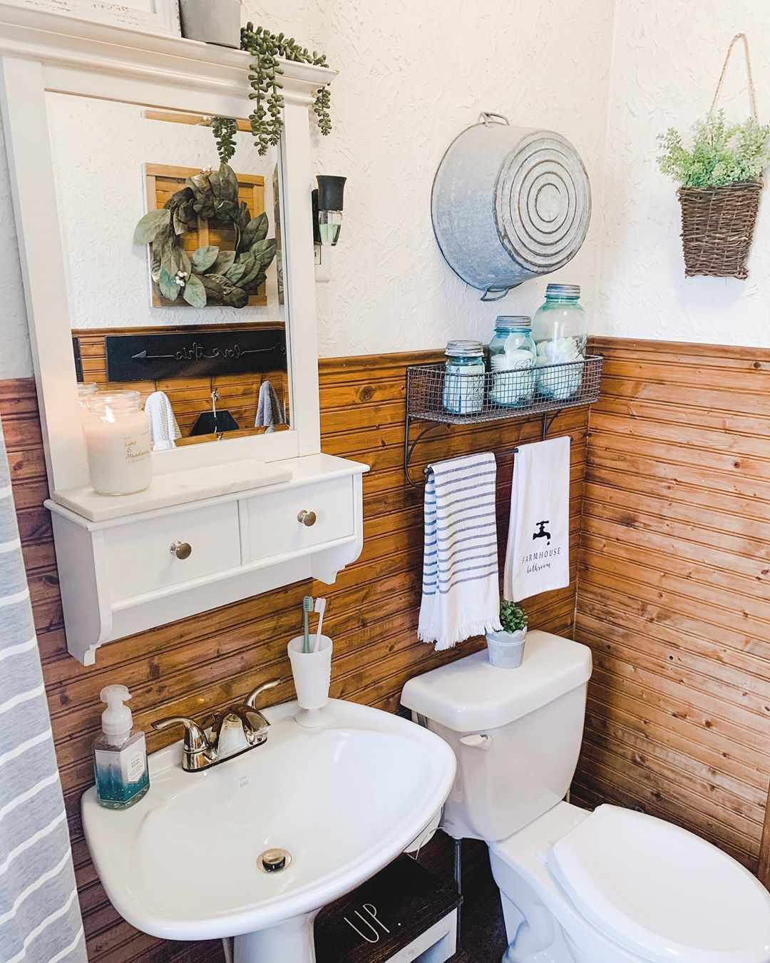 Badezimmer mit Holzwänden