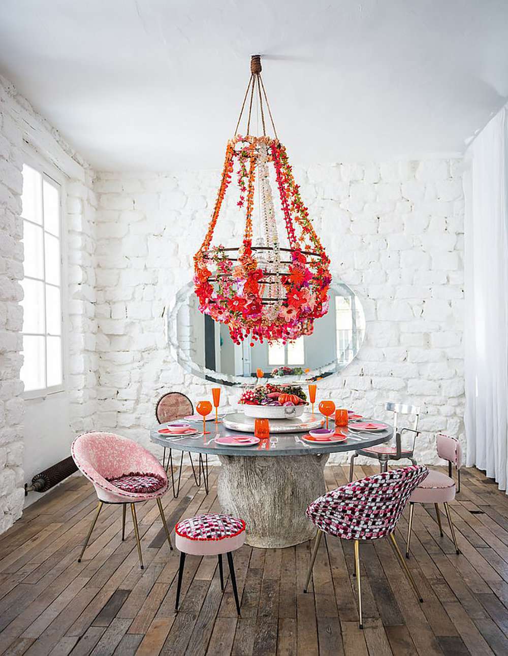 Sala de jantar branca com detalhes em rosa e vermelho