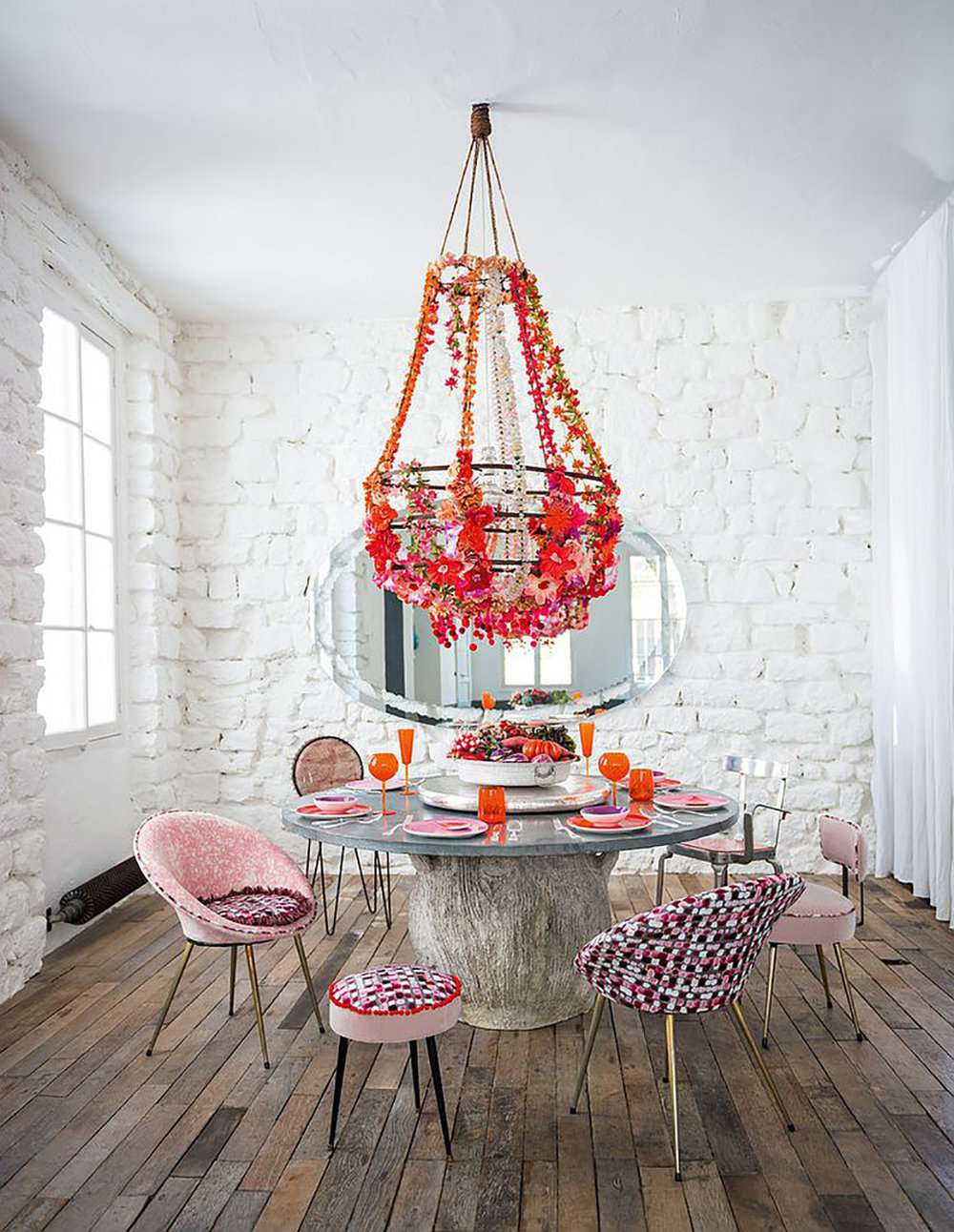 Salle à manger blanche avec des accents roses et rouges