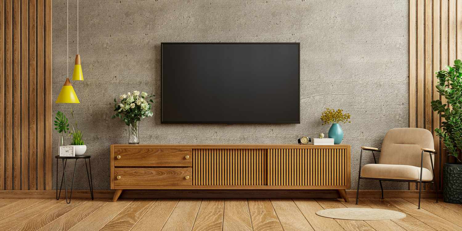 Ein großer Fernseher mit Medienkonsole in einem Wohnzimmer