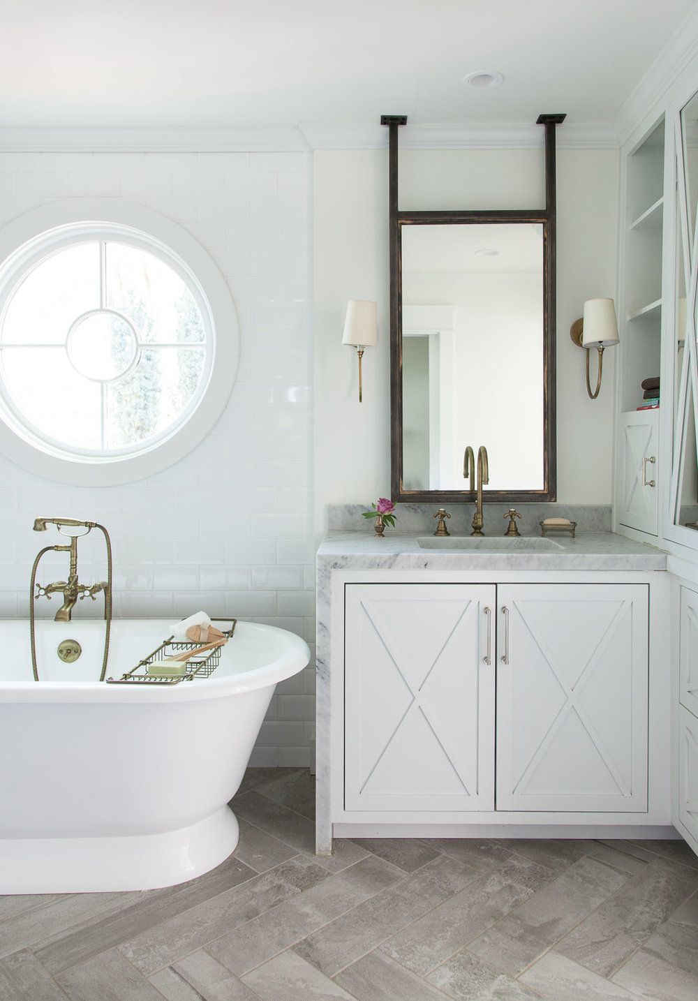 lavabo de mármol en cascada con backsplash compacto en un baño estilo granja