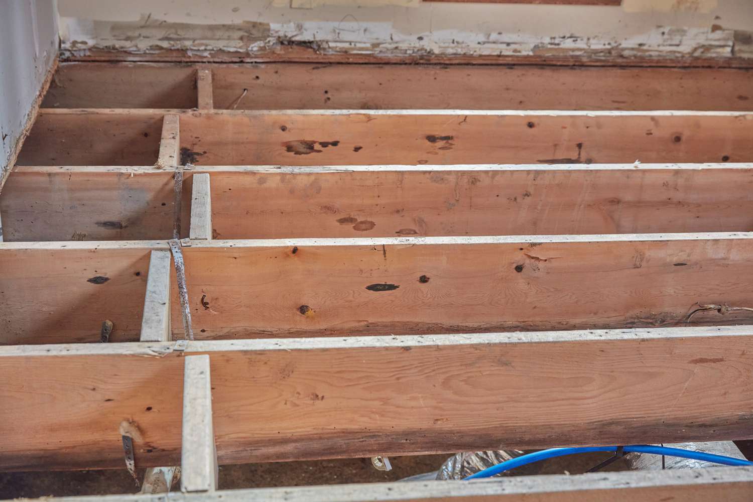 Horizontal verlegte Holzbalken für das Fundament eines renovierten Hauses