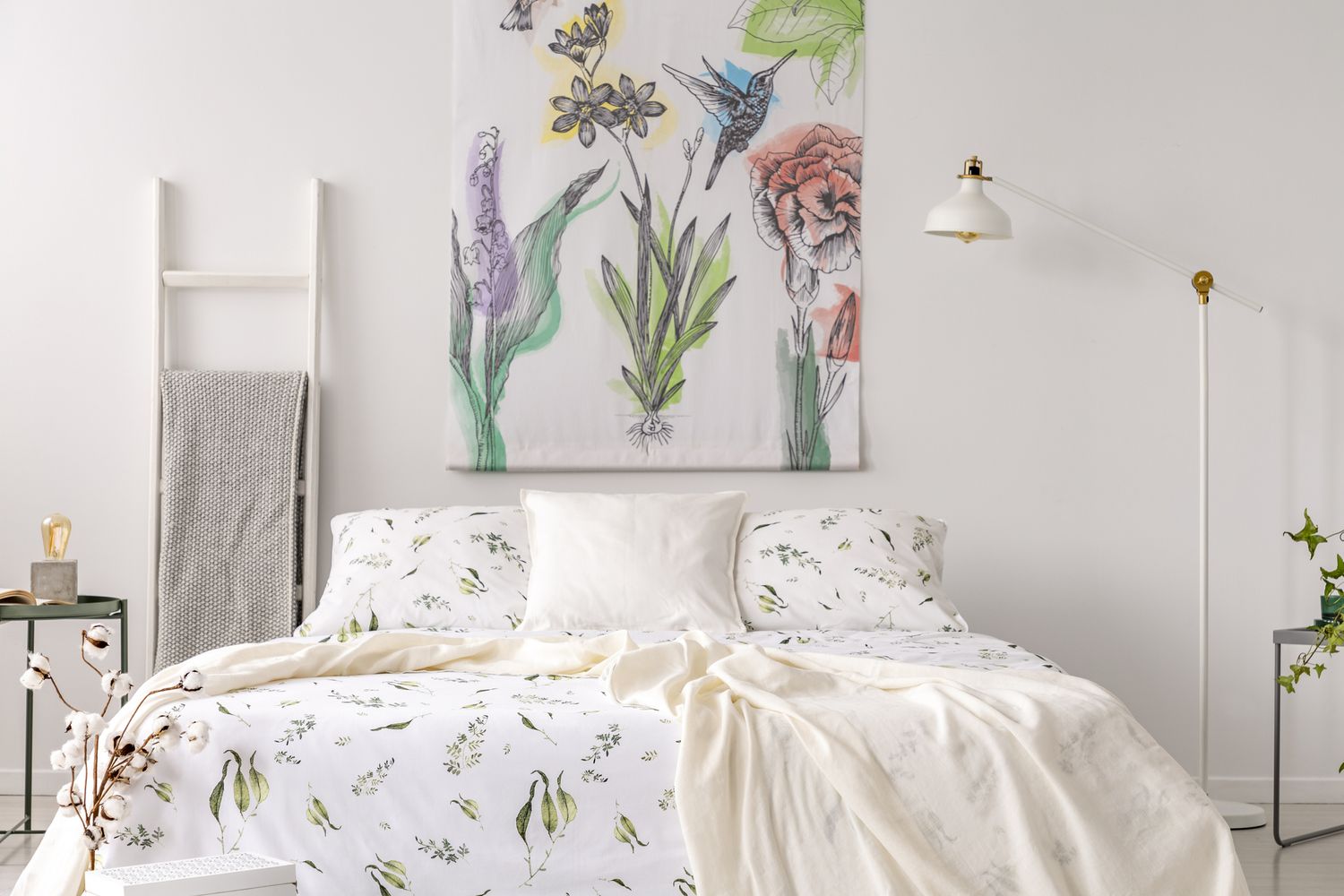 Schlafzimmer mit Kolibri und Blumenkunstwerk 