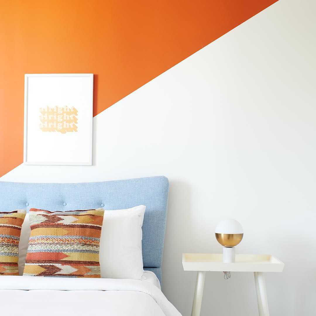 Orange und weiße Akzentwand im Schlafzimmer