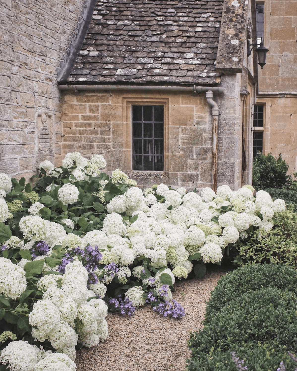Englisches Häuschen mit Blumen