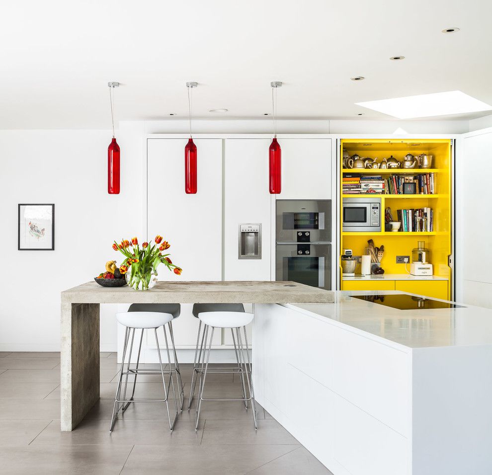 Prateleiras embutidas amarelas em uma cozinha moderna branca