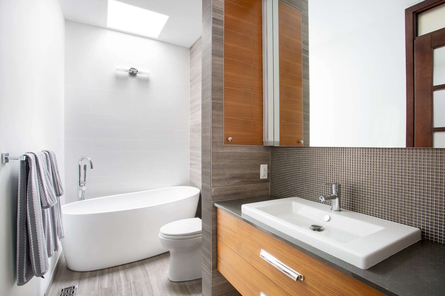 Modernes Badezimmer im zeitgenössischen Stil