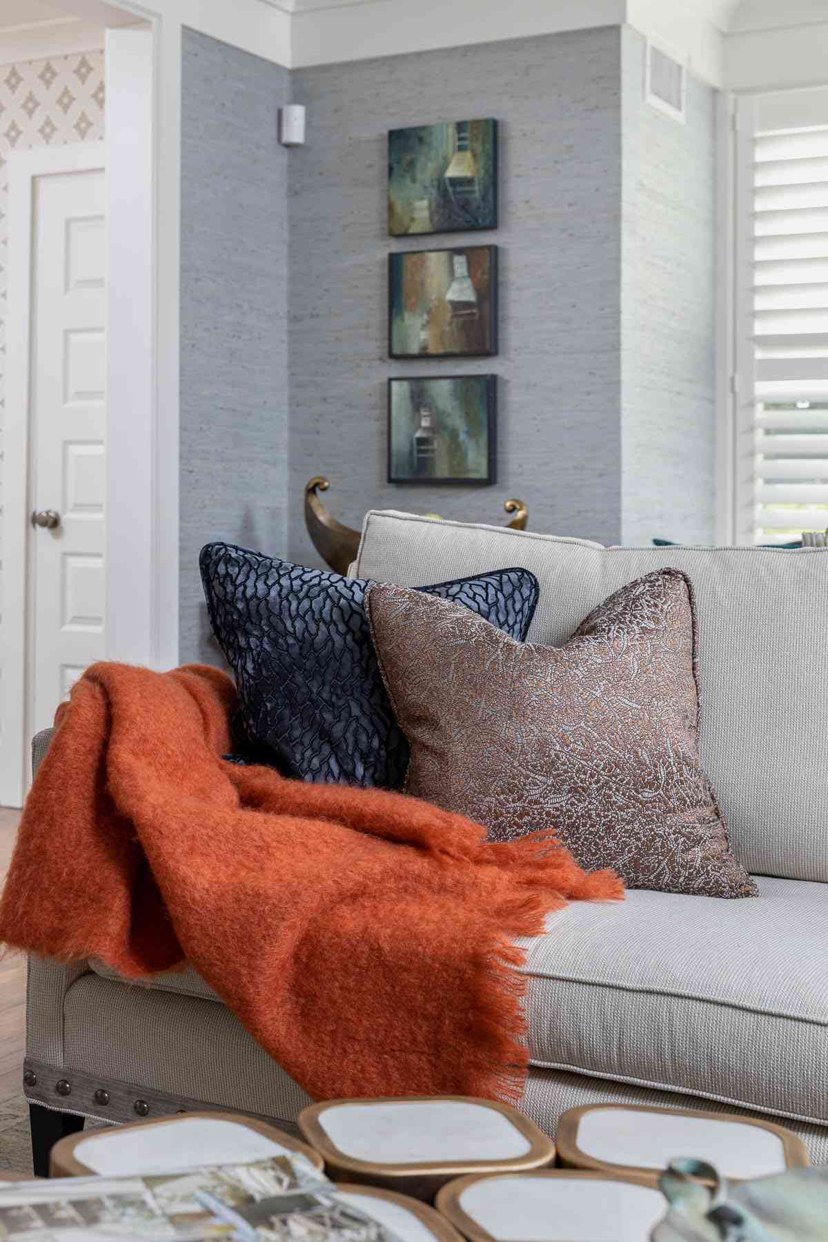 ein Wohnbereich mit Herbstdekoration und einer gemütlichen orangefarbenen Decke